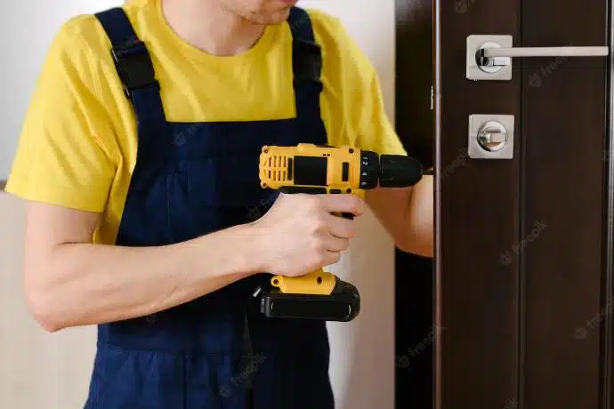 Reforlid es tu aliado confiable para reformas en Valladolid. Nuestro equipo de expertos, incluyendo talentosos albañiles, se dedica a transformar tus espacios en obras maestras. Con años de experiencia, calidad excepcional y un compromiso inquebrantable, somos tu elección número uno para reformas en Valladolid.