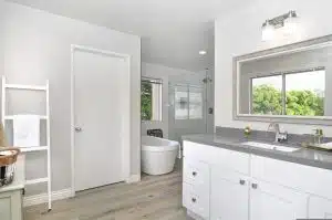 Reforlid es tu aliado confiable para reformas en Valladolid. Nuestro equipo de expertos, incluyendo talentosos albañiles, se dedica a transformar tus espacios en obras maestras. Con años de experiencia, calidad excepcional y un compromiso inquebrantable, somos tu elección número uno para reformas en Valladolid.